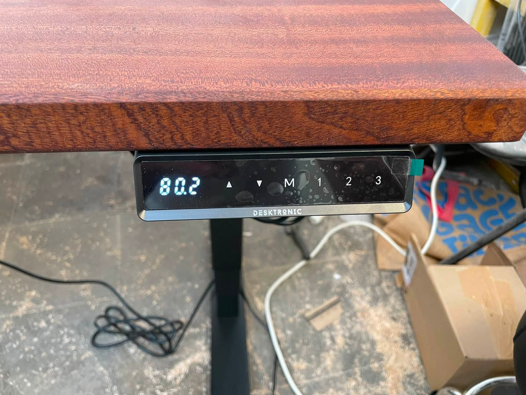 Bureau assis-debout en Sipo massif — Piètement Desktronic SitPro — 150x77cm