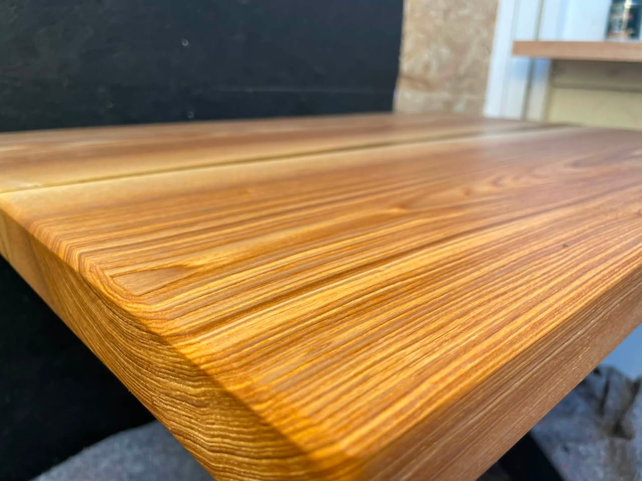 Table basse frêne massif et résine epoxy